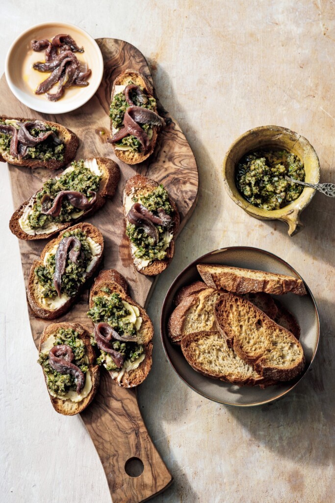 crostini alla Toscana met boter, kappertjes- peterseliesalsa & ansjovis