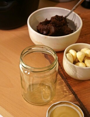 knoflook-miso: alles over de umami-smaakmaker én hoe je makkelijker knoflook pelt