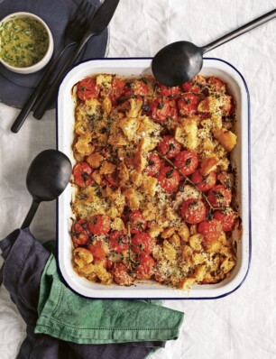 tomatengratin met parmezaan, gekaramelliseerde knoflook & salsa verde