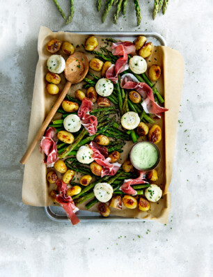 traybake met krieltjes, asperges, geitenkaas, boerenham & bieslookdressing