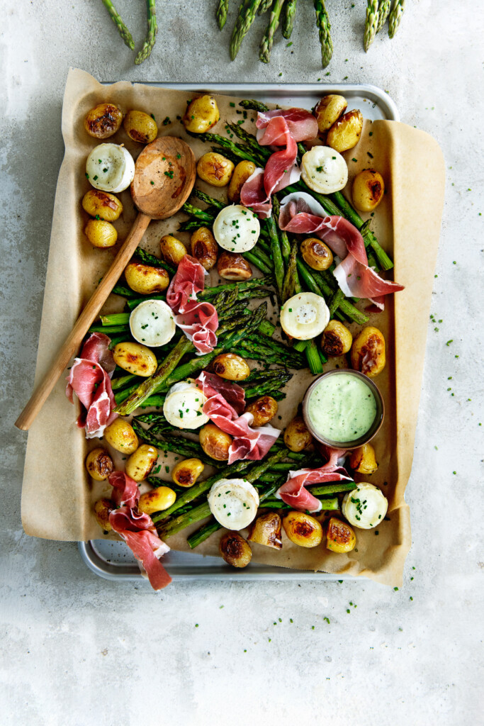 traybake met krieltjes, asperges, geitenkaas, boerenham & bieslookdressing