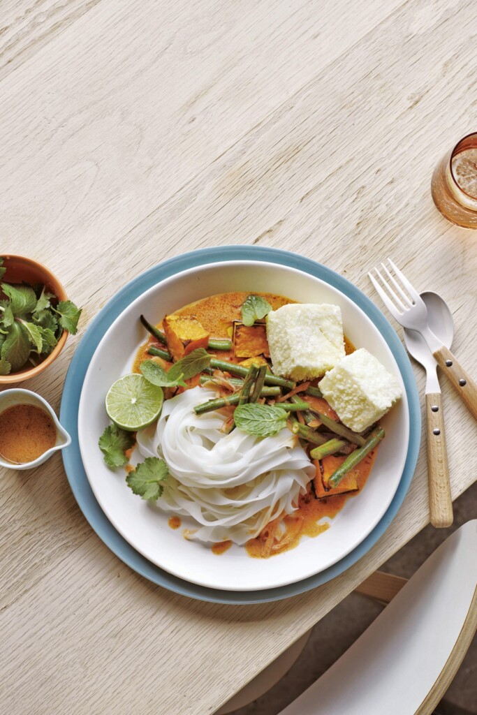 rijstnoedels met agedashi en geroosterde pompoen in kokos-limoendressing