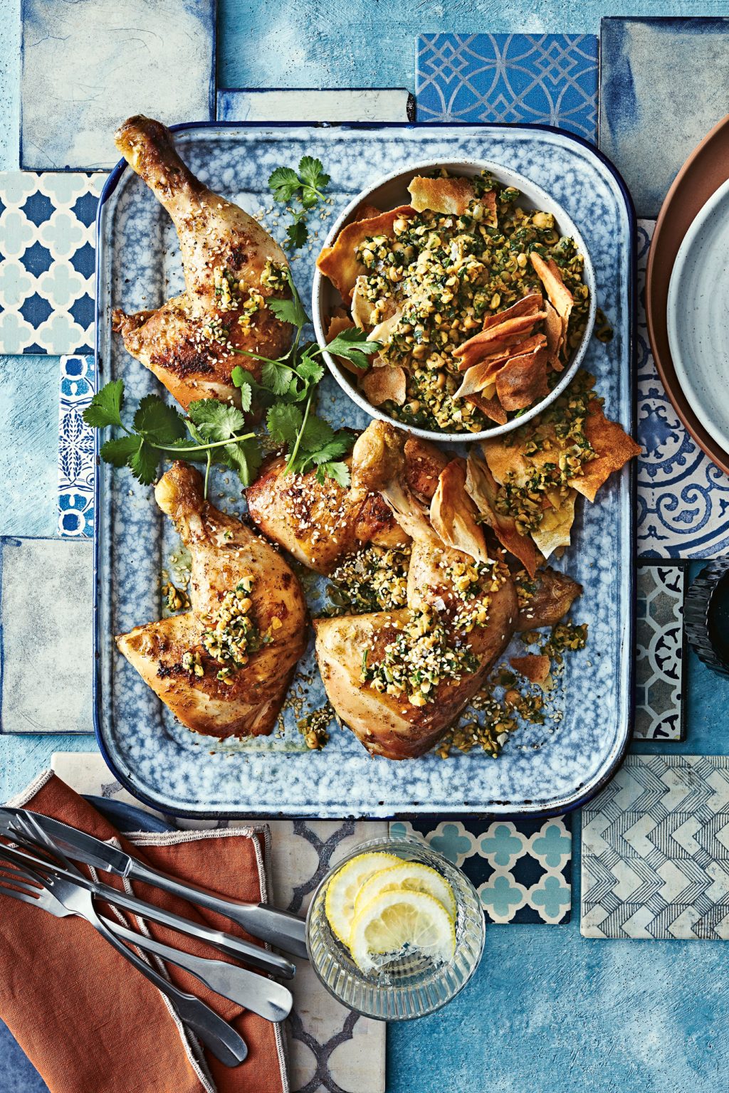 za’atar-citroenkip met kruidige kikkererwtendip | delicious.magazine