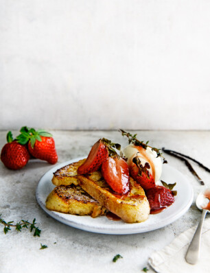 wentelteefjes met geroosterde aardbeien & tijm