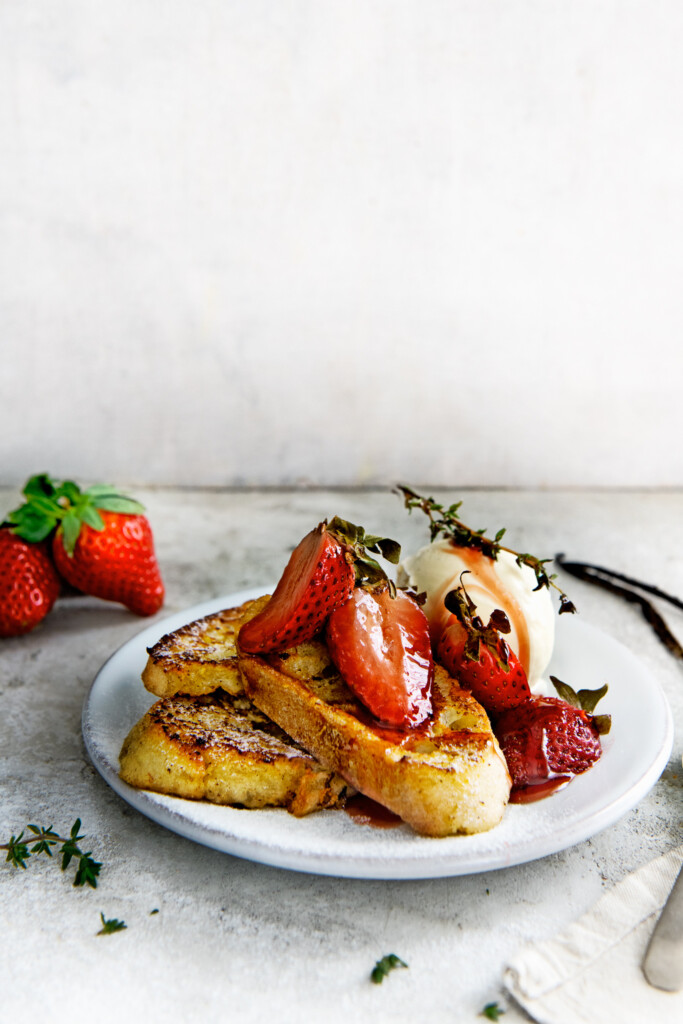 wentelteefjes met geroosterde aardbeien & tijm