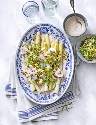 asperges met pistache-polonaise & champignonmayo van Yvette van Boven