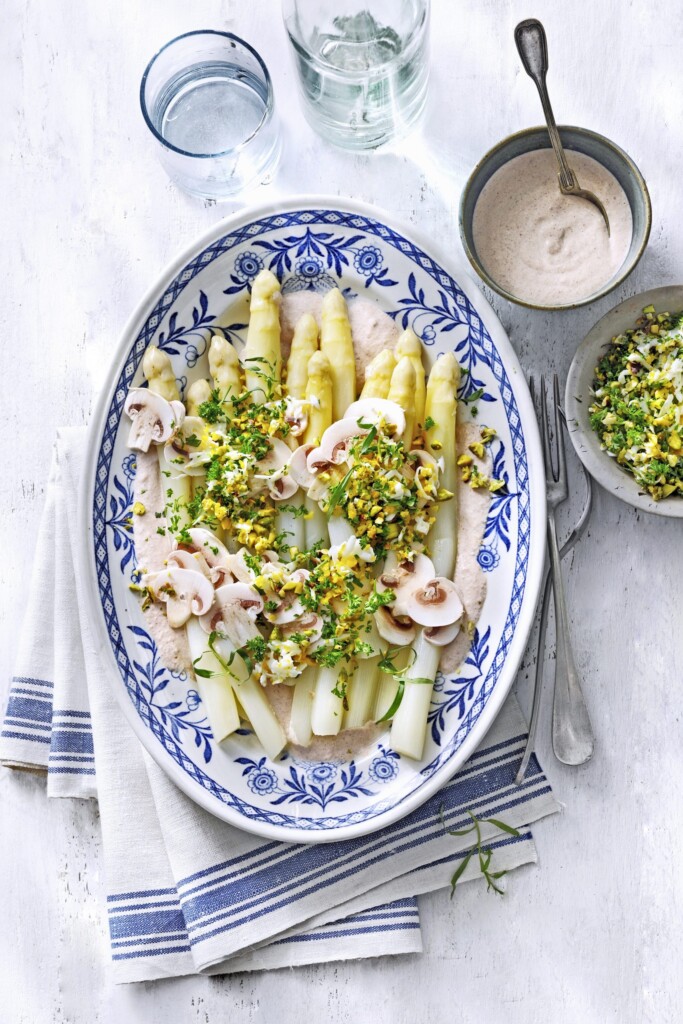 asperges met pistache-polonaise & champignonmayo van Yvette van Boven