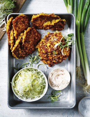 maïsfritters met kimchi, miso & pittige mayo