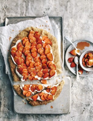 aardbeien-galette met witte-chocoladefrangipane & crème fraîche