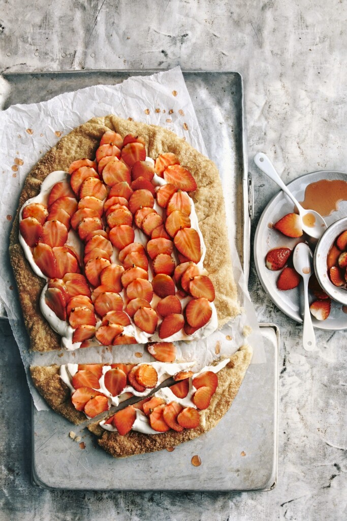 aardbeien-galette met witte-chocoladefrangipane & crème fraîche