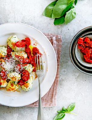 basilicumgnudi met salsa van geroosterde pomodorini