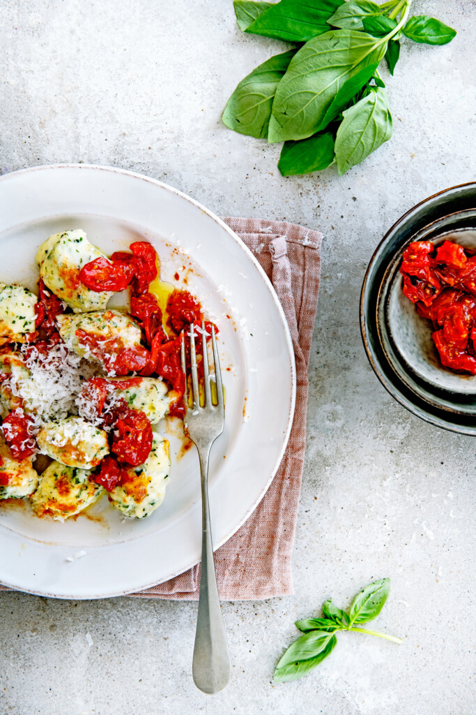 basilicumgnudi met salsa van geroosterde pomodorini