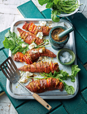 hasselback van zoete aardappel met zadenpesto