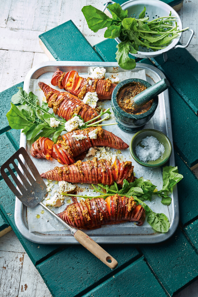 hasselback van zoete aardappel met zadenpesto