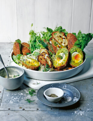 Caesar salad met Scotch eggs