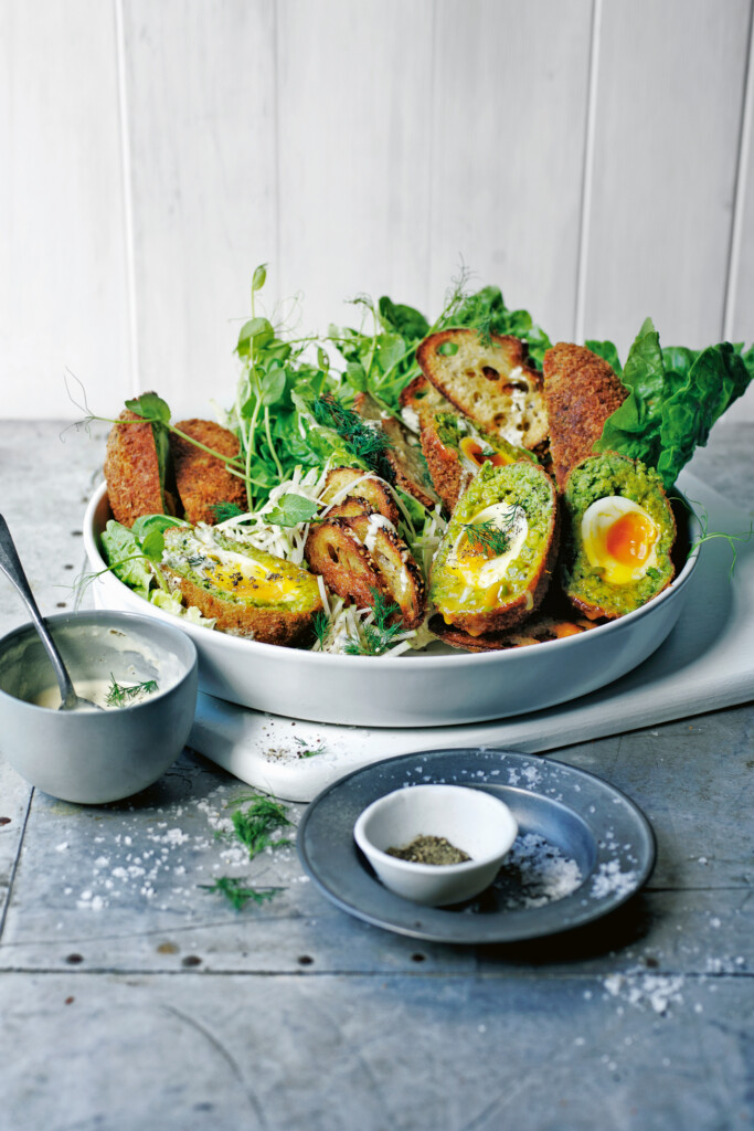 Caesar salad met Scotch eggs