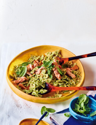 pastasalade met doperwtenpesto en warmgerookte zalm