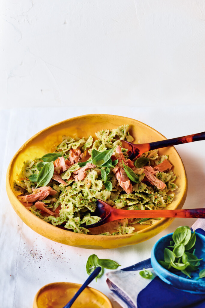 pastasalade met doperwtenpesto en warmgerookte zalm