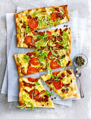 flammkuchen met honingspekjes en kappertjessalade