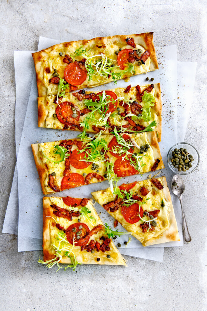 flammkuchen met honingspekjes en kappertjessalade