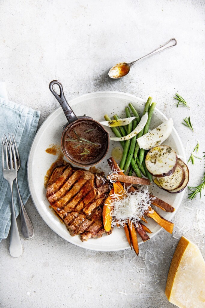 ribeye met bier-chipotlemarinade, gestoomde groenten & zoete aardappel