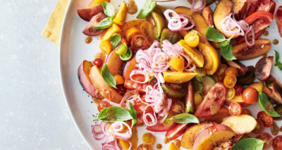 tomaten-perziksalade met basilicum & miso-sesamdressing