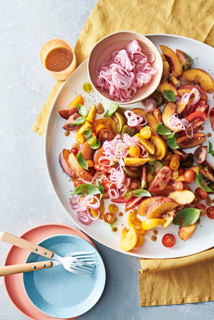 tomaten-perziksalade met basilicum & miso-sesamdressing