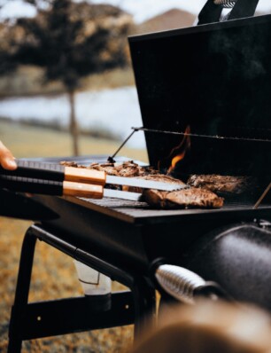 barbecueën met briketten of houtskool? Dit is de beste brandstof voor je BBQ