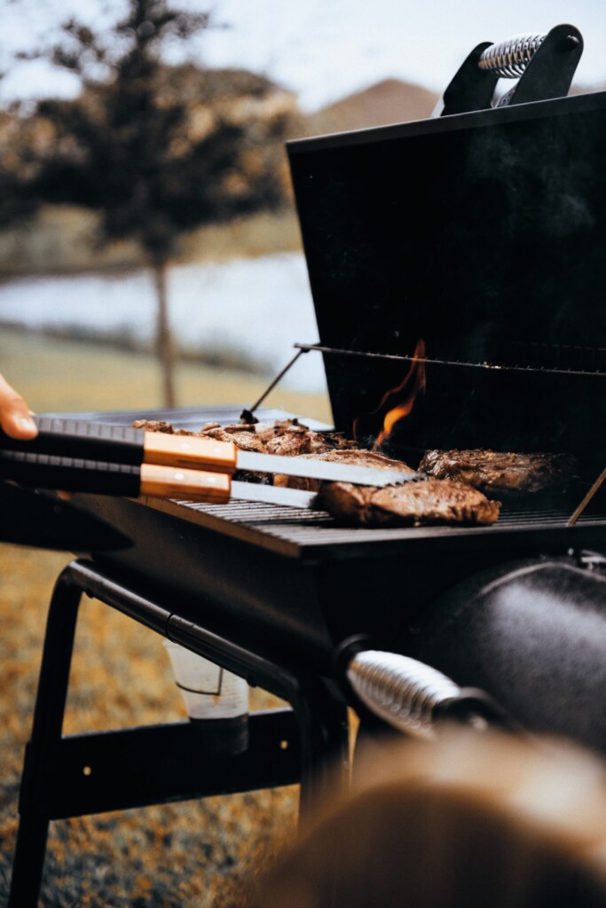 barbecueën met briketten of houtskool? Dit is de beste brandstof voor je BBQ