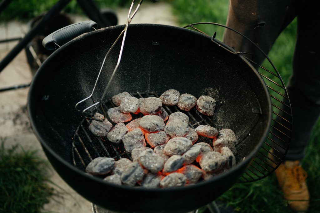 Versnipperd Veilig Generaliseren barbecueën met briketten of houtskool? Dit is de beste brandstof voor je BBQ  | delicious.magazine