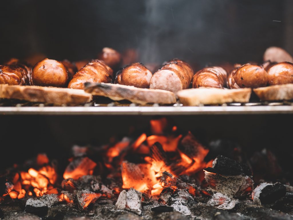 Van toepassing Productiecentrum Respectievelijk barbecueën met briketten of houtskool? Dit is de beste brandstof voor je BBQ  | delicious.magazine