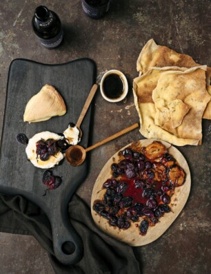 geroosterde druiven & pruimen met ijsbocksiroop, kaas en kruidenflatbread