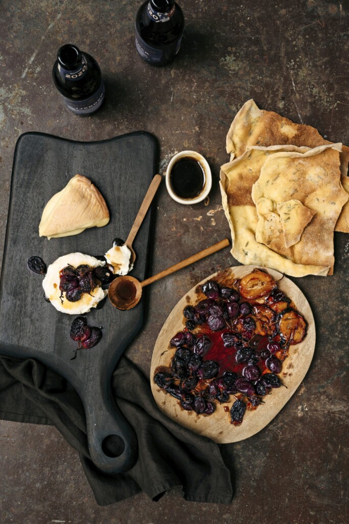 geroosterde druiven & pruimen met ijsbocksiroop, kaas en kruidenflatbread