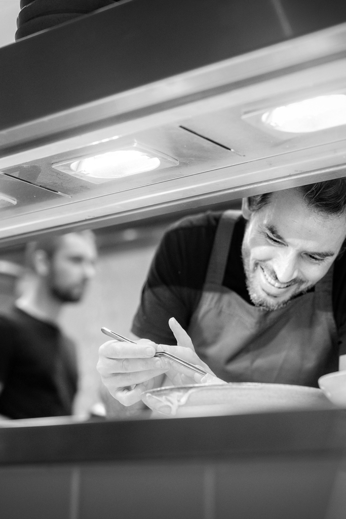 de chef van het intieme restaurant Studio in Maastricht komt zelf aan tafel