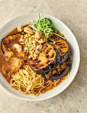 laksa met geroosterde aubergine en massaman van Jamie