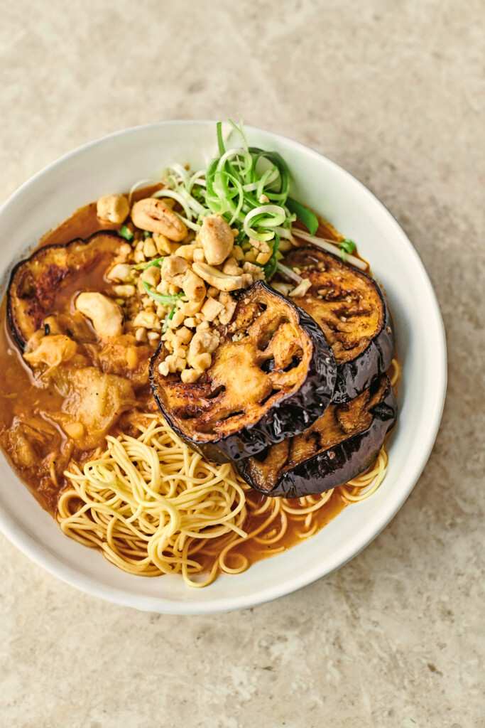 laksa met geroosterde aubergine en massaman van Jamie