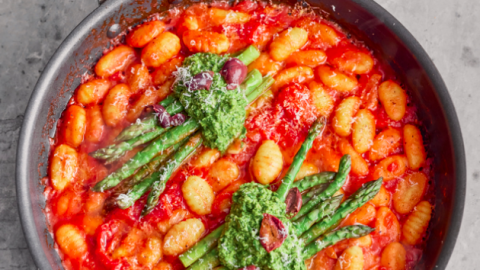 jamie oliver 30 minuten eenpansgerechten in 30 minuten gnocchi met zoete tomatensaus van Jamie