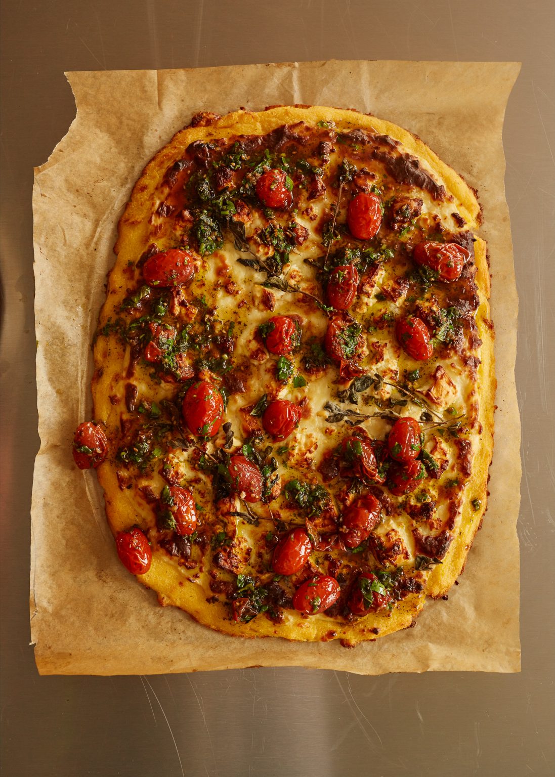 Ottolenghi's gebakken polenta met feta, bechamel en za’atartomaten