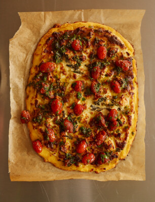 Ottolenghi’s gebakken polenta met feta, bechamel en za’atar-tomaten