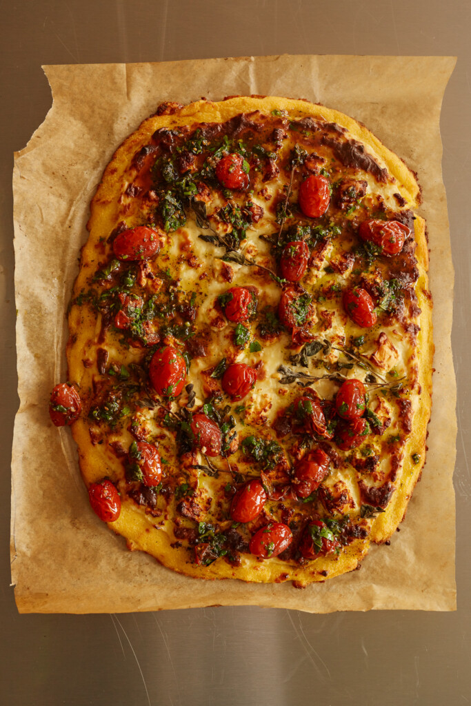 Ottolenghi’s gebakken polenta met feta, bechamel en za’atar-tomaten