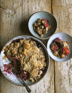 kruidige pruimencrumble van Nigel Slater