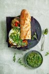 lunch ideeen Vega aubergine steak sandwich met burrata en rucolasalsa verde