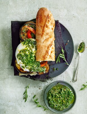 sandwich met aubergine, burrata en rucola-salsa verde