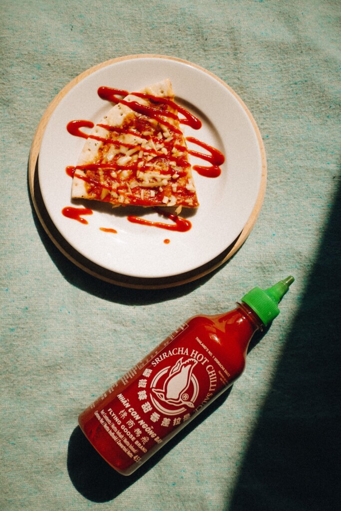 6 sriracha recepten om je liefde voor de chilisaus vanavond nog te vieren