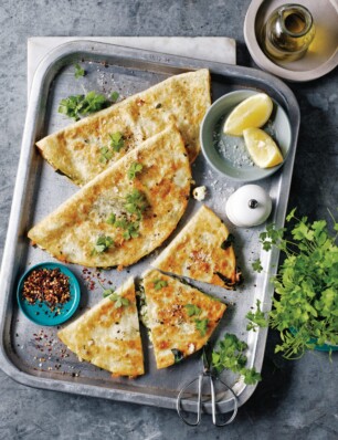 Turks platbrood (gözleme) met spinazie-kaasvulling