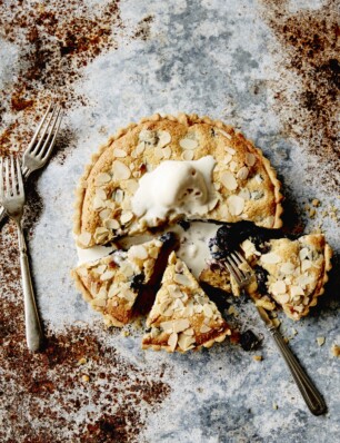 bakewell-taart met geroosterde kersen uit het boek Slow