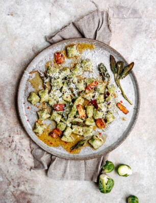 gnudi van spruitjes met salie-knof-chiliboter