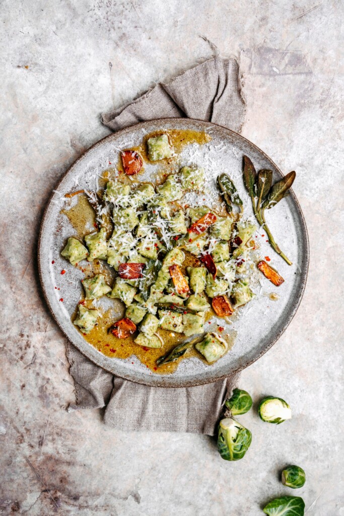 gnudi van spruitjes met salie-knof-chiliboter