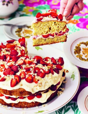 maanzaadcake met vlierbloesem en aardbeien van Olia Hercules