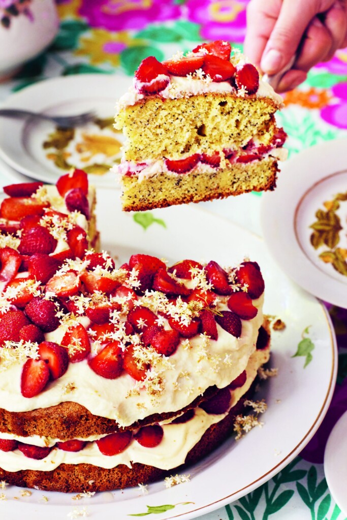 maanzaadcake met vlierbloesem en aardbeien van Olia Hercules